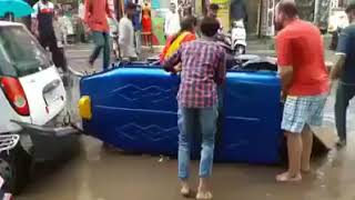 Download lagu Due to bad roads auto rickshaw turned upside down || TV One