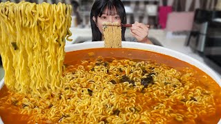 картинка: На рассвете я проголодался, поэтому съел 10 раменов 🍜Eating show with 10 spicy ramen&ASMR MUKBANG