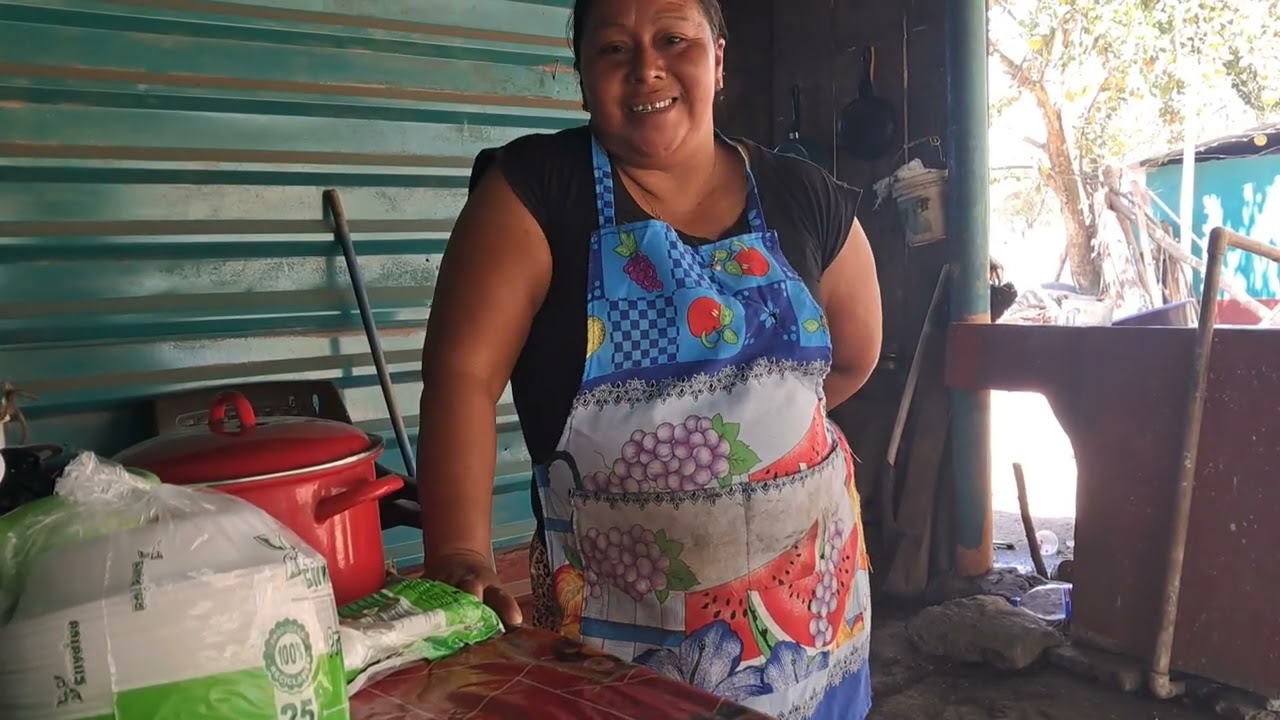 Rosita entrega pepian de pollo que le encargaron