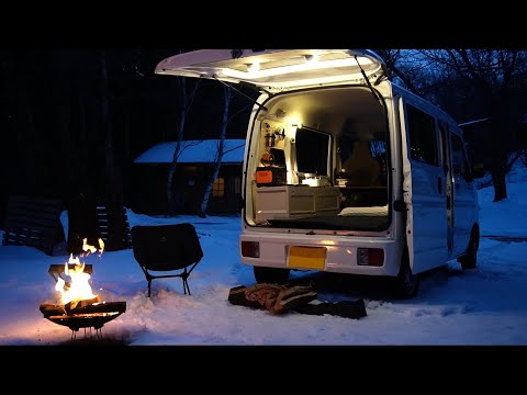 [KAR ARABASI KAMPI] Karda şenlik ateşiyle ısınan küçük minibüs.