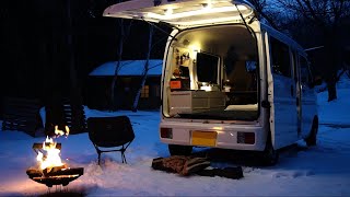 [SNOW CAR CAMPING] Small van in the snow warmed by a bonfire. Spend the night alone in a small car.