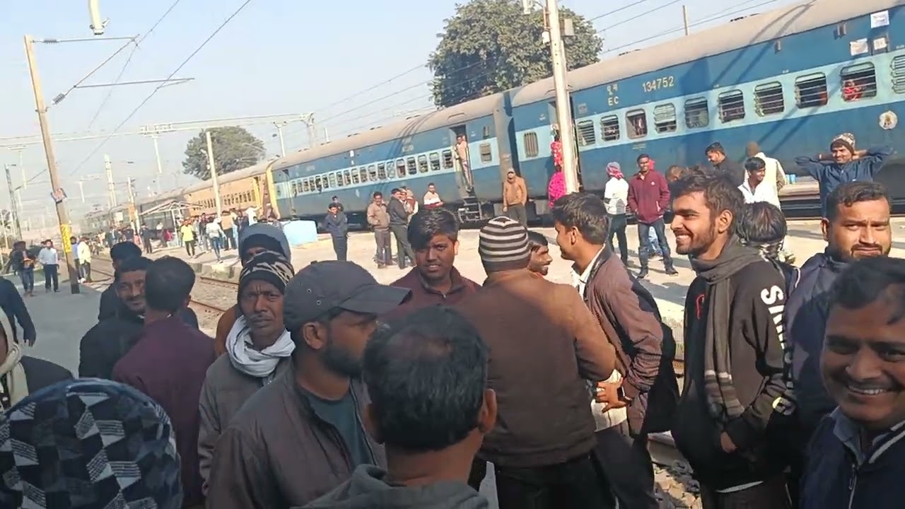 थोड़ी सी विरोध के बाद ट्रेन को छोड़ा गयाट्रेन संख्या -03679 #pmoindia #railway #video