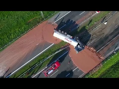 Video: Un Camion Ha Rovesciato Cioccolato Liquido Su Un'autostrada Polacca