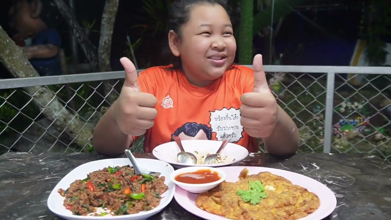 จินนี่กินแกงเผ็ด อยากได้ไข่เจียวแก้เผ็ด โหน่งจัดให้ “ไข่เจียวหมูสับ” ฟูกรอบอร่อย โหน่งโชว์