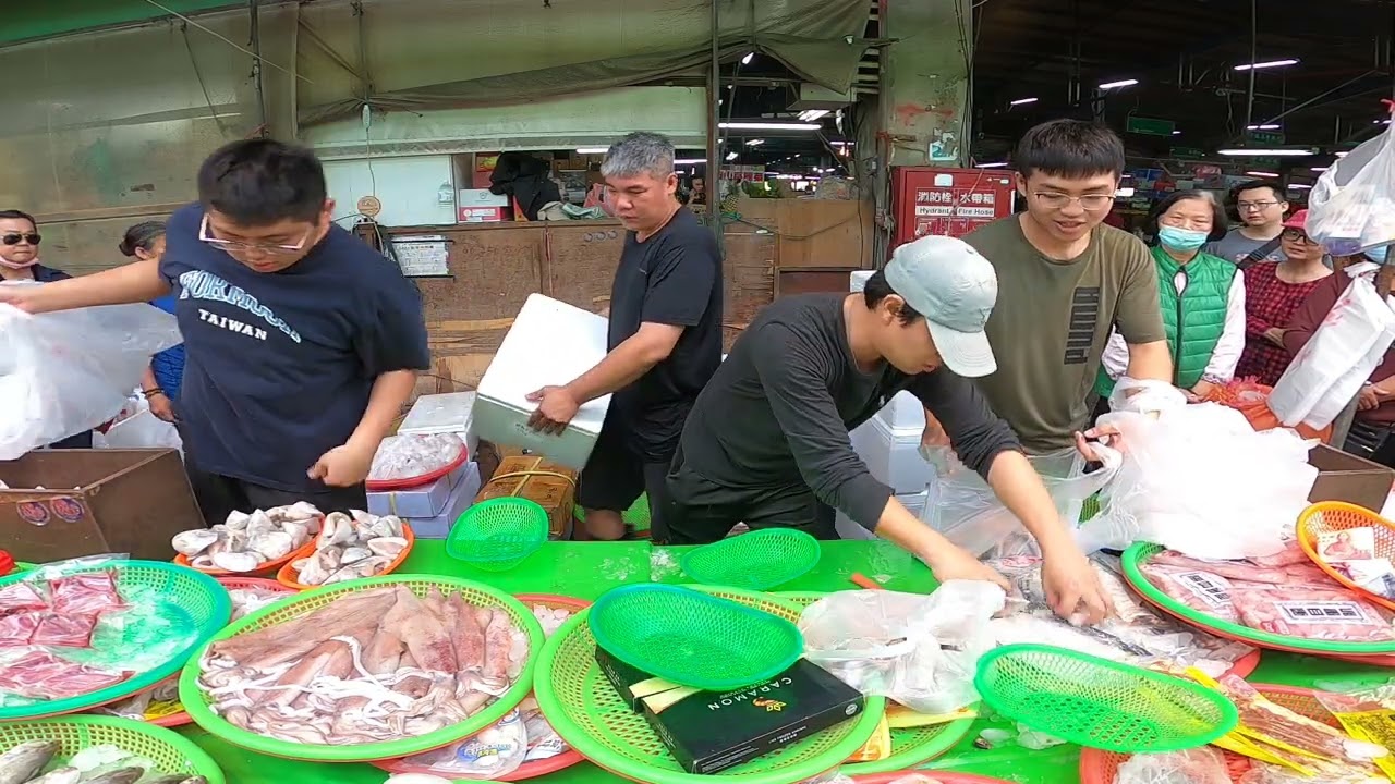 拚掃攤 平常賣300的土魠魚下巴 今天200就包出去了 安南果菜市場 怡安路102號 士官長海鮮叫賣 海鮮拍賣 叫賣哥 seafood auction