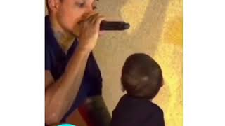 mc livinho cantando com seu filho