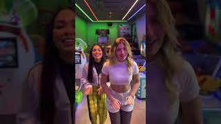 Gabi E Amanda Dançando Música Em Alta No Tiktok