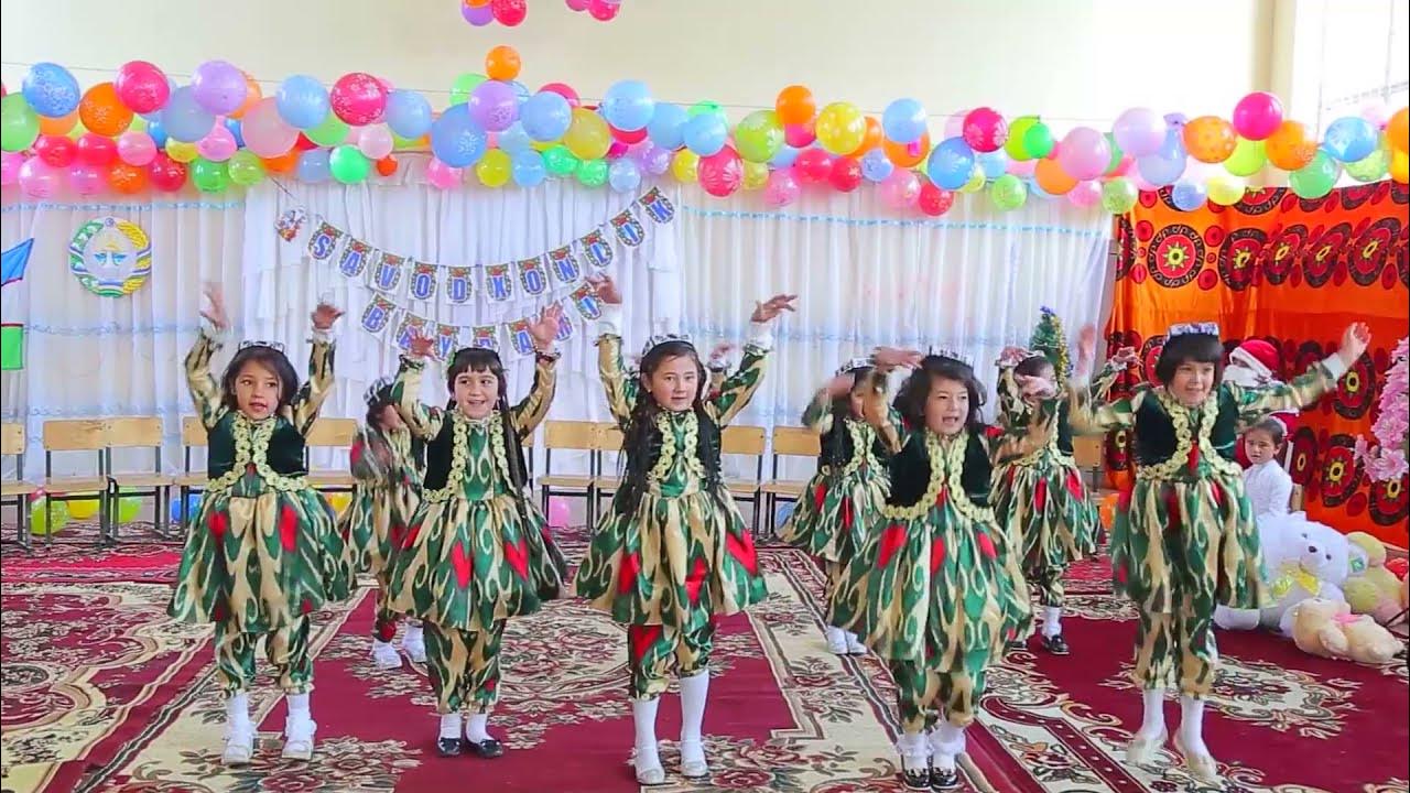 Yalangoch raqqosalarning chiqishlarini tomosha qiling Eshakda bir yigitni sikdi