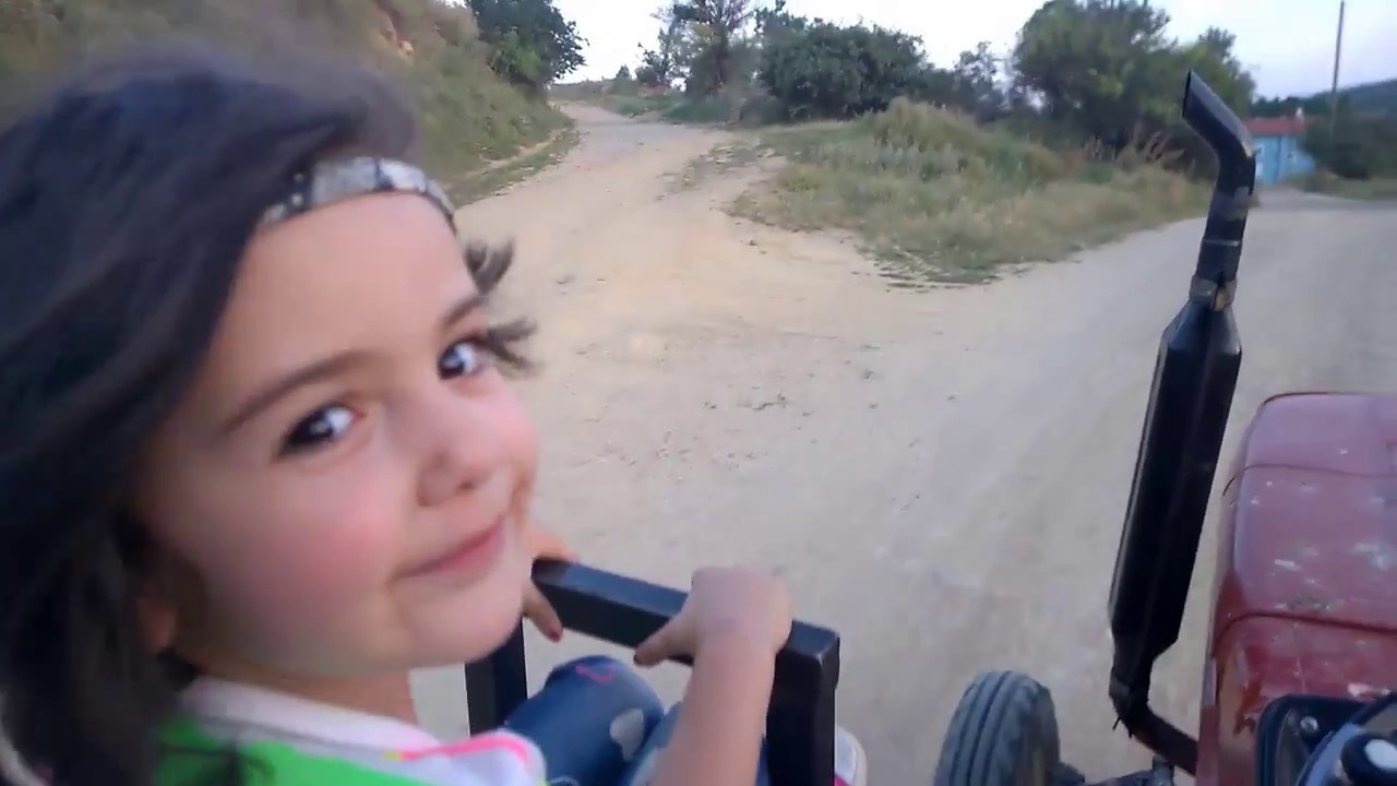 Bilge Afyon/Yeşilhisar köyünde traktör üstünde.