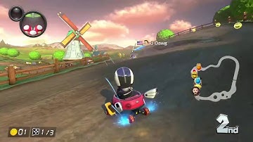 Random Green Shell Saves me From Banana! (Mario Kart 8 Deluxe)