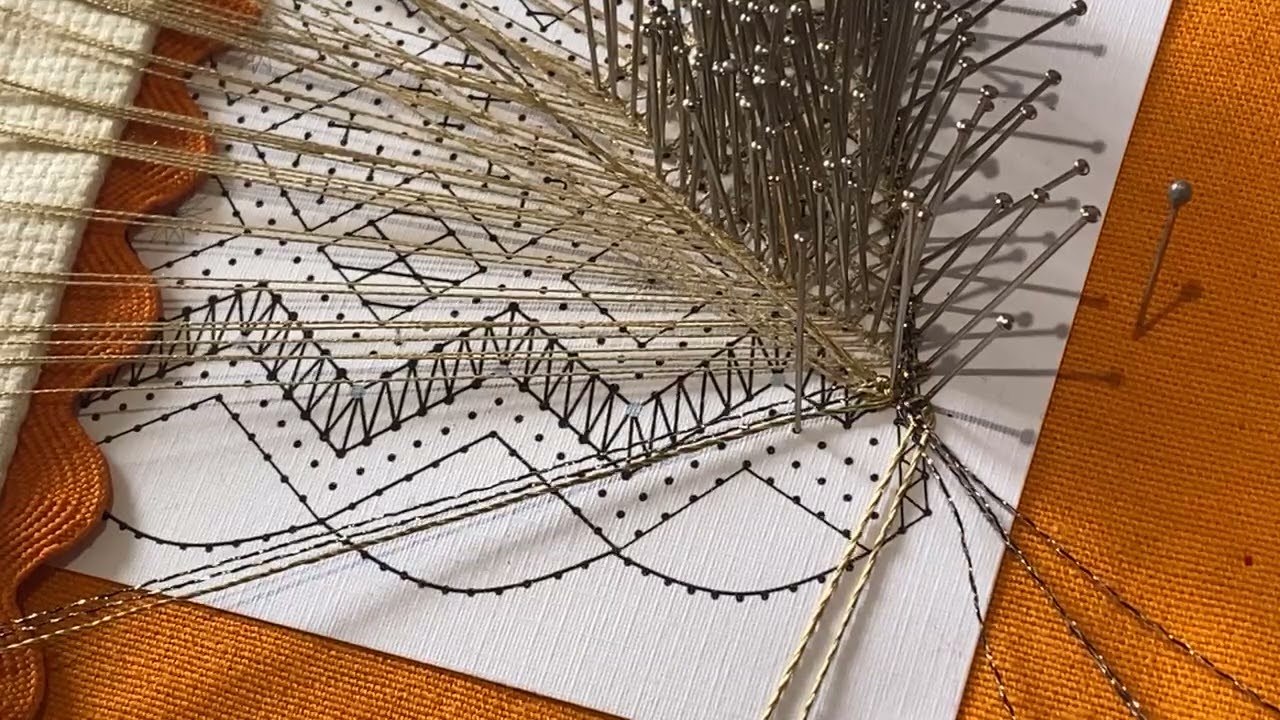 Abanico 01 - colgar pares en el zigzag a punto de lienzo a 3 texturas - Raquel M Adsuar Bolillotuber