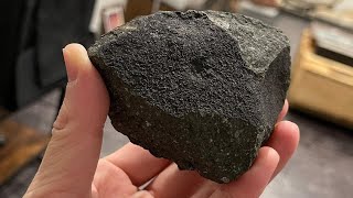essa pedra feia  é um meteorito, como identificar e como  vender um meteorito