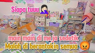 Beresin Meja Yang Berantakan Banget