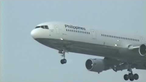 KAI TAK Airport (1996) Philippines MD11 Landing