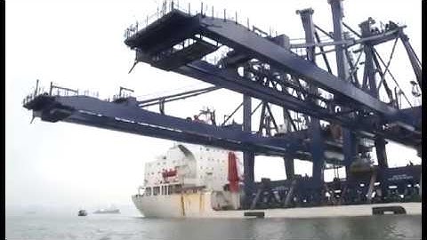 Quá trình vận chuyển giàn cẩu STS lớn nhất về Việt Nam .