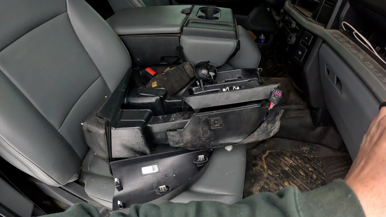 Неудачное завершение последней уборки снега в этом сезоне... Я повредил свой грузовик.