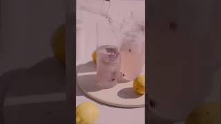 CARE INT Pouring care in glass pomegrate icecubes 220822