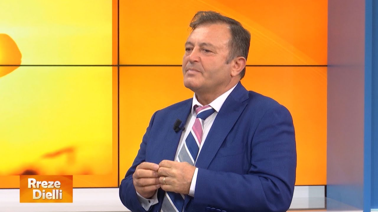 Hyrja spektakolare e  Ylli Merjes me makinë në studion e “Rreze Dielli”, mos e humbisni!