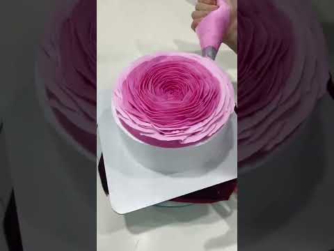 Video bắt bông hồng siêu to trên bánh kem #shorts - youtube