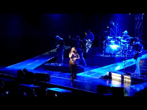 kelly-clarkson---impossible-@-acer-arena-17-april-2010
