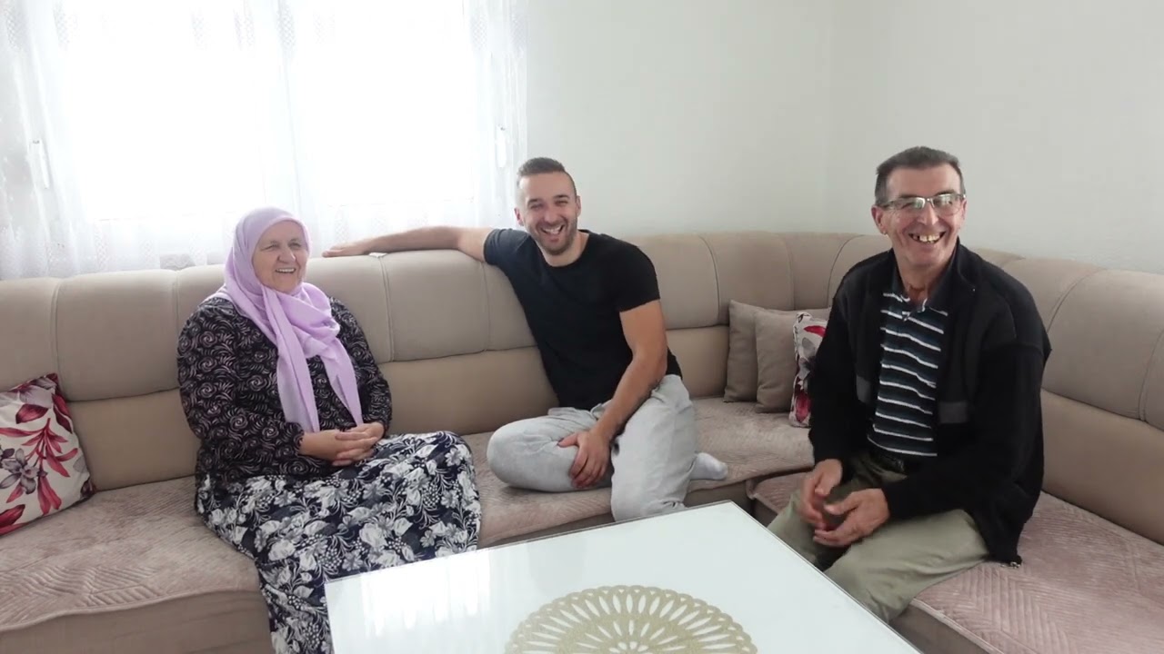 Ukrao pare pa debelo platio 😁 Snijeg zapadao a struje nema. Kahva sa najmilijima ❤️