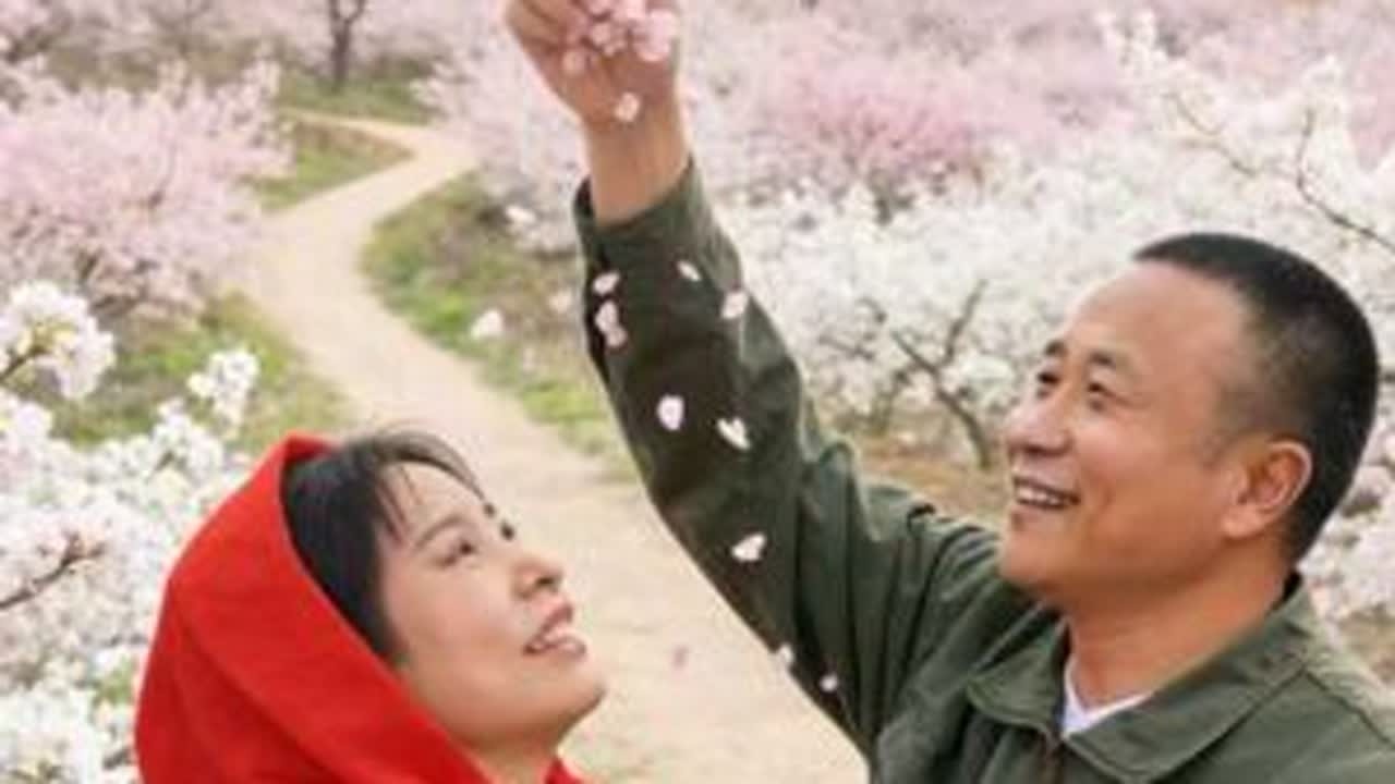 秀芳刚生完孩子，便陷入深度昏迷，气息微弱。家人都劝铁柱放弃，说这是命，别再白费力气。可他不听，不顾家人反对，不理村里人的闲言碎语与嘲笑。深夜里，他孤身一人，疯了一般找大夫，只求能换回秀芳一...