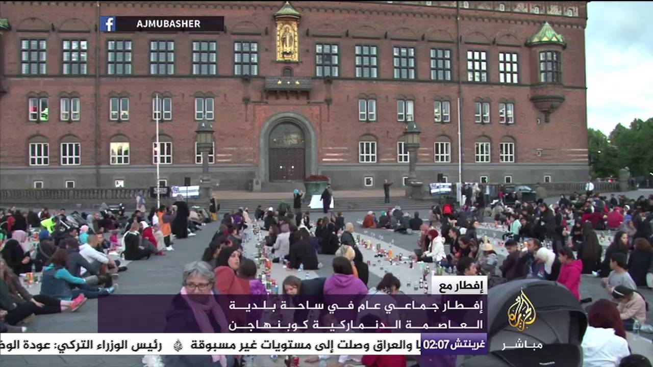 إفطار جماعي عام في ساحة بلدية العاصمة الدنماركية " كوبنهاجن "