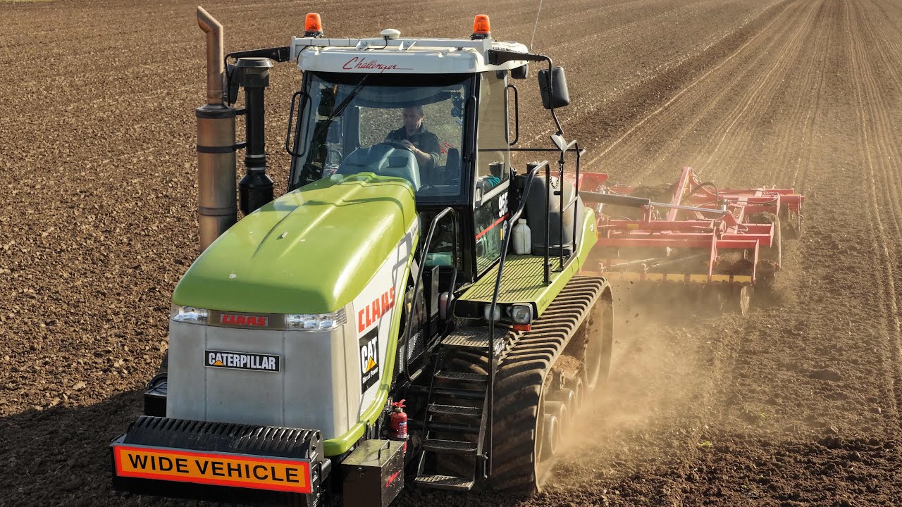 Автомобиль CLAAS CHALLENGER 95E спускается на холмы для сбора весеннего ячменя с открытым верхом ...