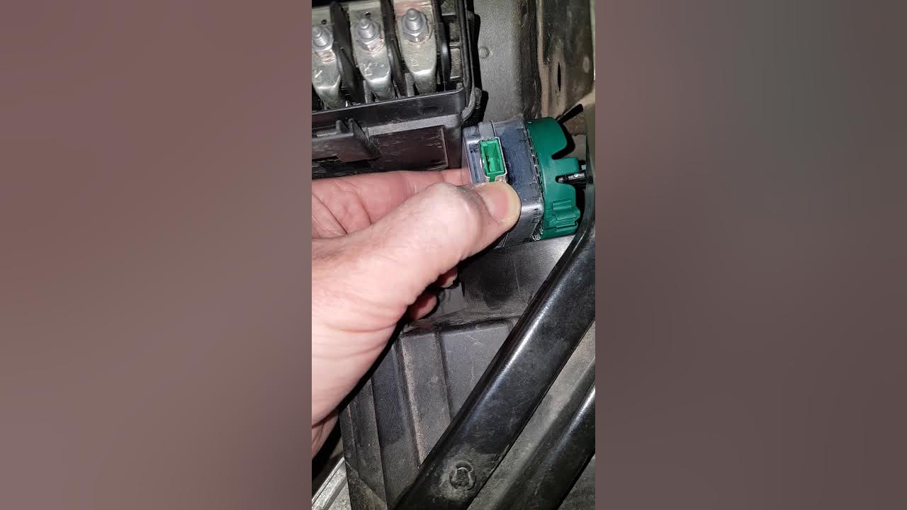 Как снять лампочку d3s Снятие ксеноновой лампы D3S Osram Xenarc в фаре Skoda Superb 3 - YouTube