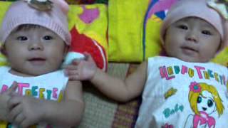 Hai Bé Sinh Đôi Misa Misu Nắm Tay Nhau Đáng Iu Quá