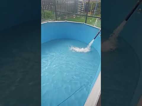 Вода наполняет бассейн