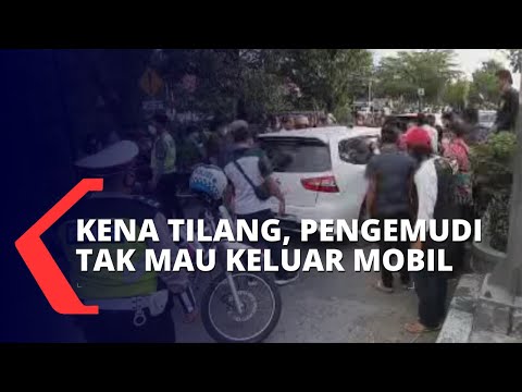 Video: Petugas Polisi Lalu Lintas Memberikan Bunga Kepada Pengemudi Wanita Di Ryazan