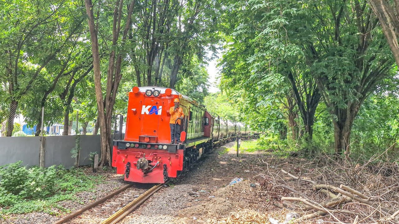 LOKOMOTIF MERAH SUMATERA BLUSUKAN MASUK AREA PANGKALAN TNI!! Aktivitas Kereta BBM di Stasiun Benteng