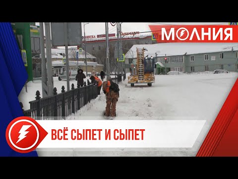 Дорожные службы оперативно убирают снег с дорог и тротуаров в Тарко-Сале
