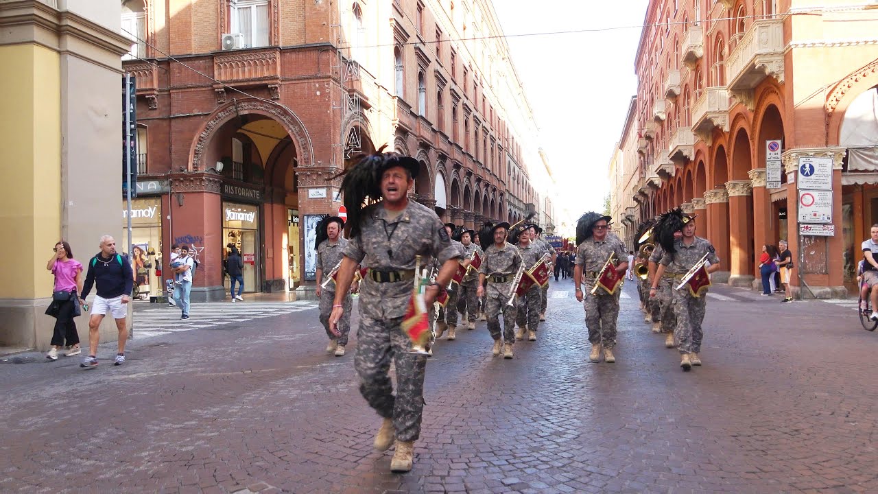 BOLOGNA ACCOGLIE I BERSAGLIERI E LA FANFARA DI BEDIZZOLE NEL SUO CENTRO STORICO