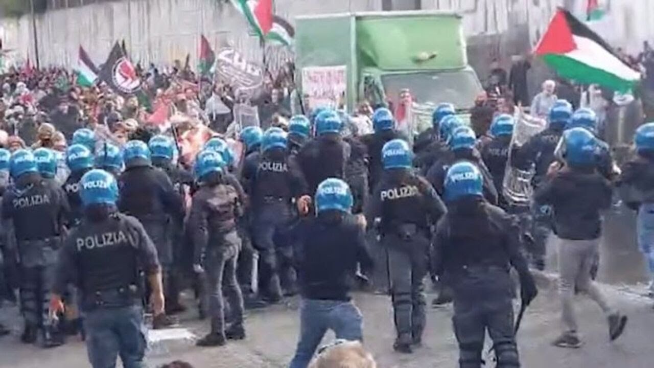 Torino, tensioni al corteo pro-Palestina: la polizia carica i manifestanti