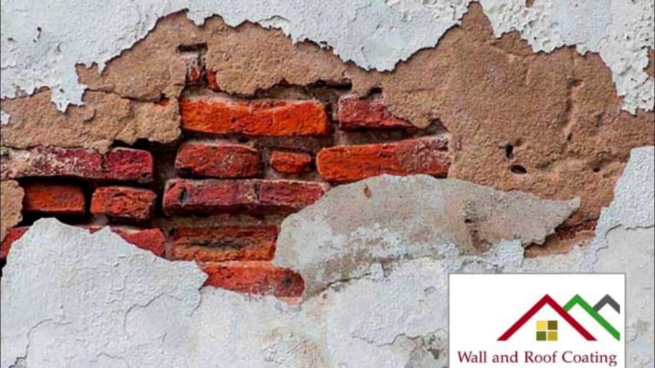 Эффект старой стены. Выпучивание кирпичной кладки стен. Трещины в стене здания. Поврежденные стены. Разрушение кирпичного зда.