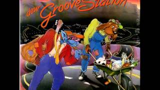 Video thumbnail of "Groove Station - Sak En Pak Uit Distrik Ses"