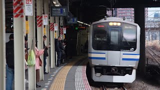 E217系0番台Y-35+Y-102普通久里浜行きとして新川崎駅1番線を到着するシーン