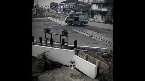 Masih ada yang suka nerobos perlintasan kereta api 😌 JPL 206 Nagreg Daop 2 #keretaapi #plhkeretaapi