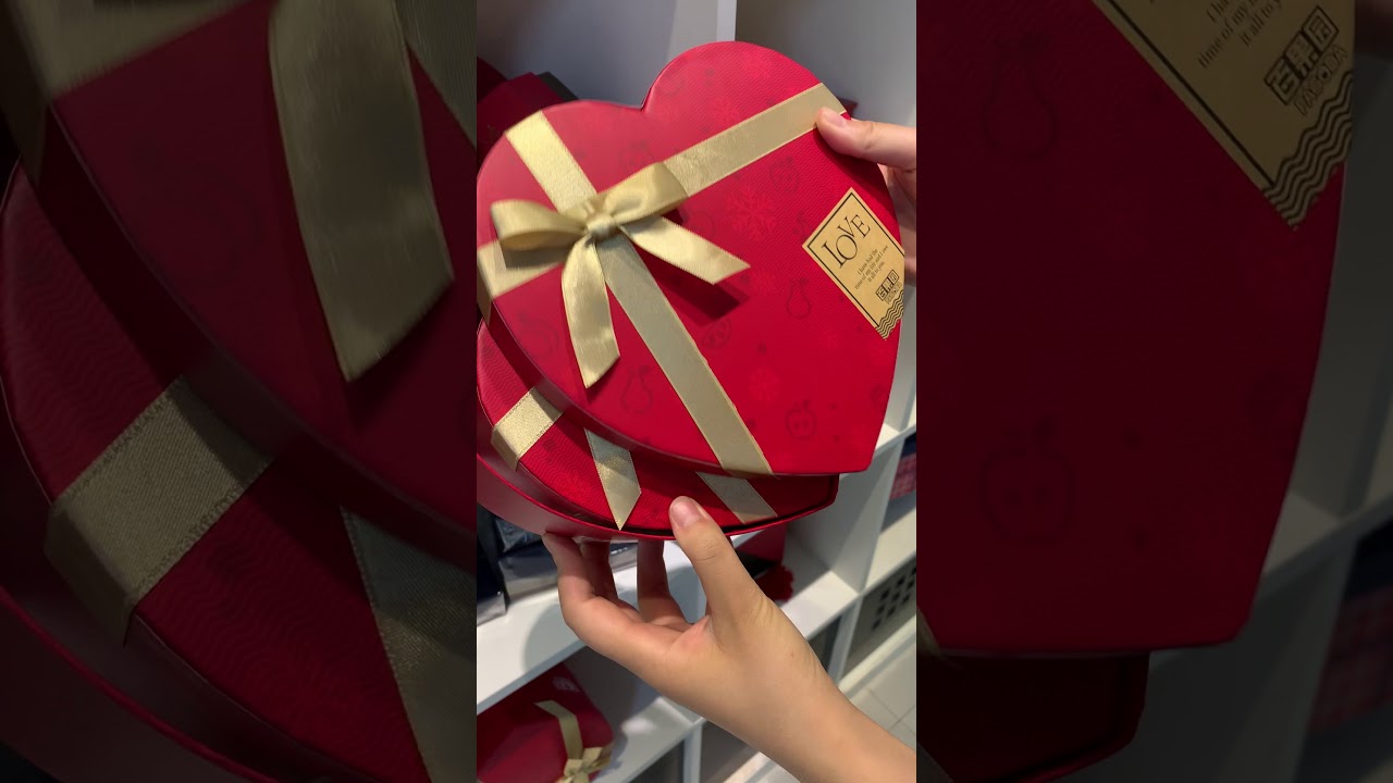 custom heart shape luxury rigid packaging box with ribbon