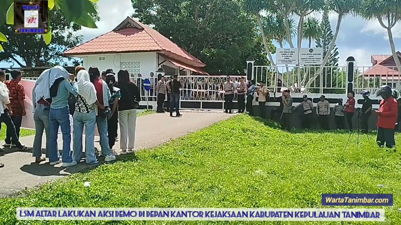 ALTAR AKSI DEMO DAMAI DIDEPAN KANTOR KEJAKSAAN NEGERI KABUPATEN KEPULAUAN TANIMBAR 