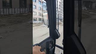 Олух припарковался  .А его в зеркало не видно.