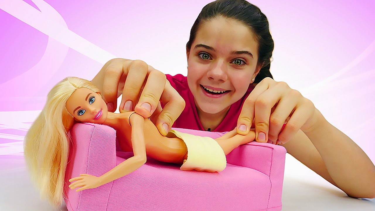 Видео про Барби и игрушки для девочек. Игры в Салон красоты: Спа процедуры  и ванна для Куклы Барби - YouTube
