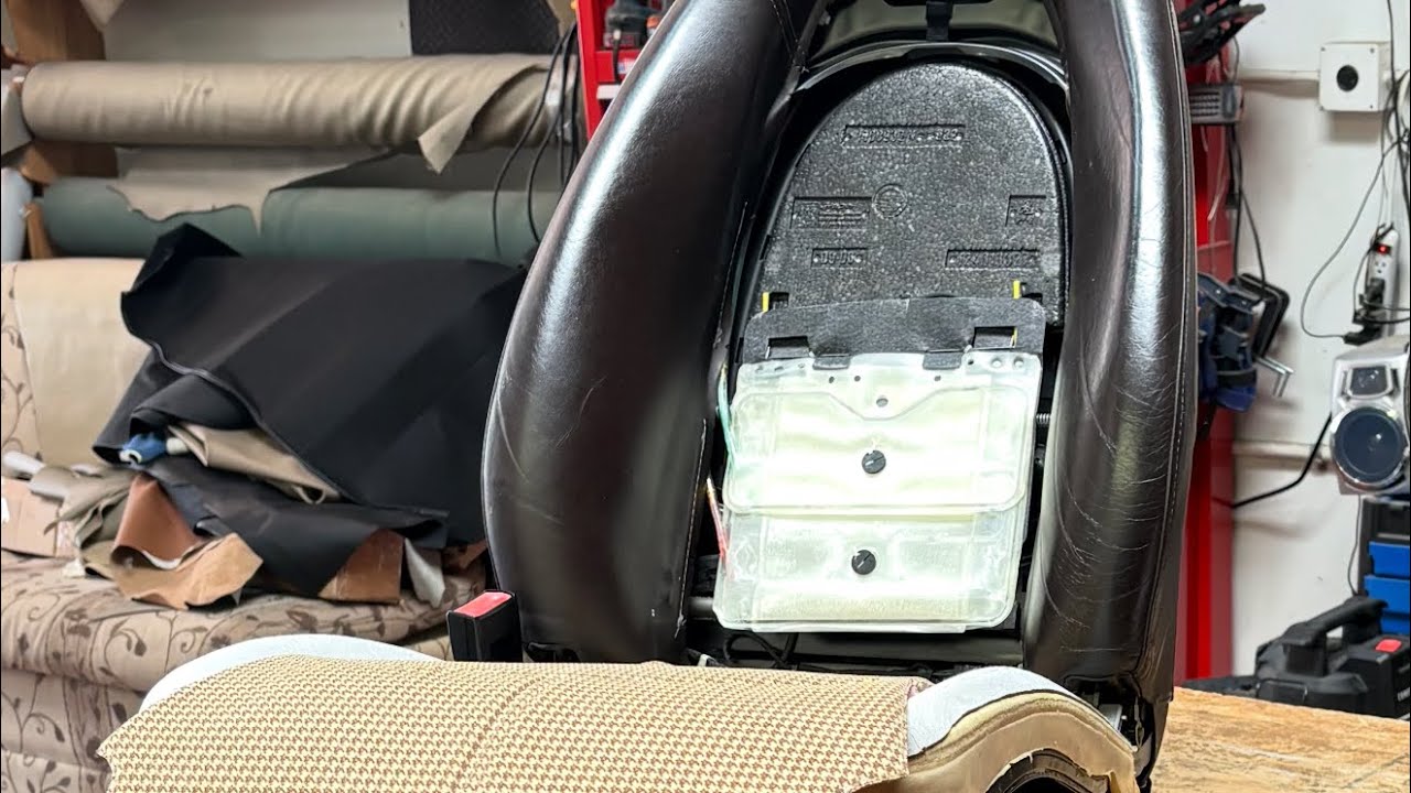 Снятие сиденья 997 и замена вставок в виде гусиной лапки. Интерьер Auto 911, Палм-Дезерт, Калифор...