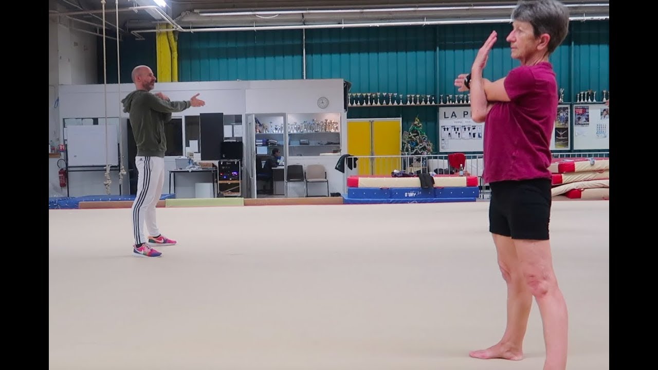 #8 LE CLUB DE GYM FÊTE NOËL : Jeanine, 70 ans, Stretching