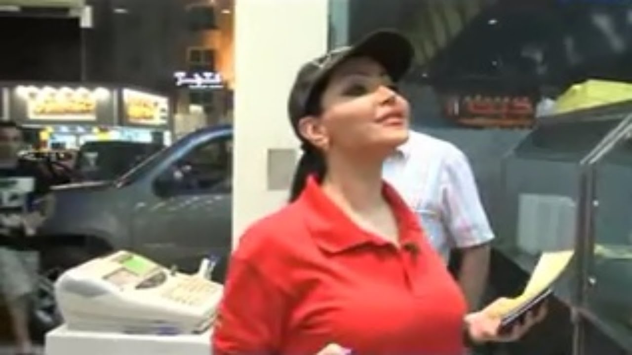 تعمل اية لو رحت تشترى وجبات سريعة ولقيت الممثلة فاطمة عبدالله النادلة اللى بتقدملك الطلبات