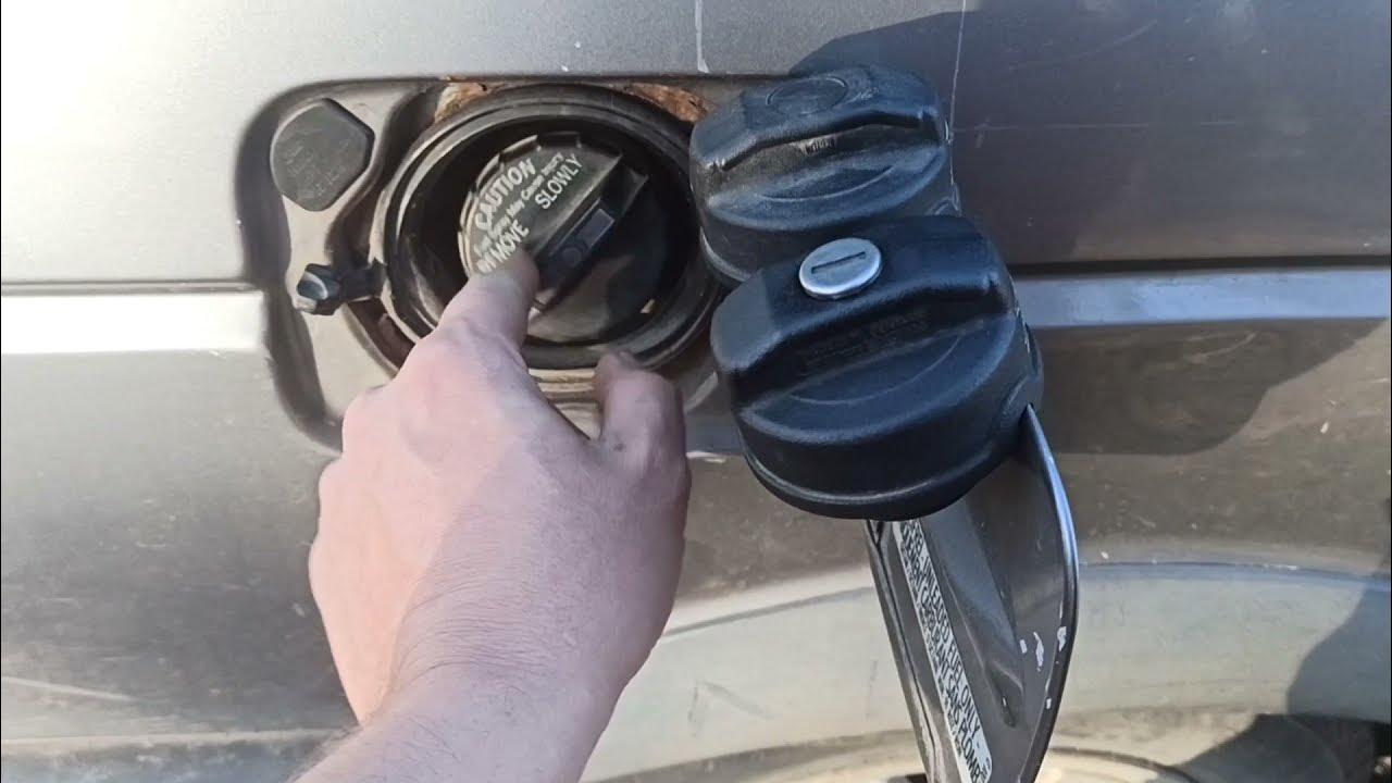 Passat b3 крышка бензобака. Лючок бака 124 мерседес. Починить крышку бензобака. Починить крышку бензобака. Горловина бензобака мерседес b170.