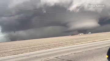 Deadly tornadoes sweep through U.S. Midwest and South
