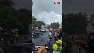 TAZAMA WAZIRI MKUU KASSIM MAJALIWA AKIHUTUBIA HUKU ANANYESHEWA NA MVUA. TAZAMA WAZIRI MKUU KASSIM MAJALIWA AKIHUTUBIA HUKU ANANYESHEWA NA MVUA.